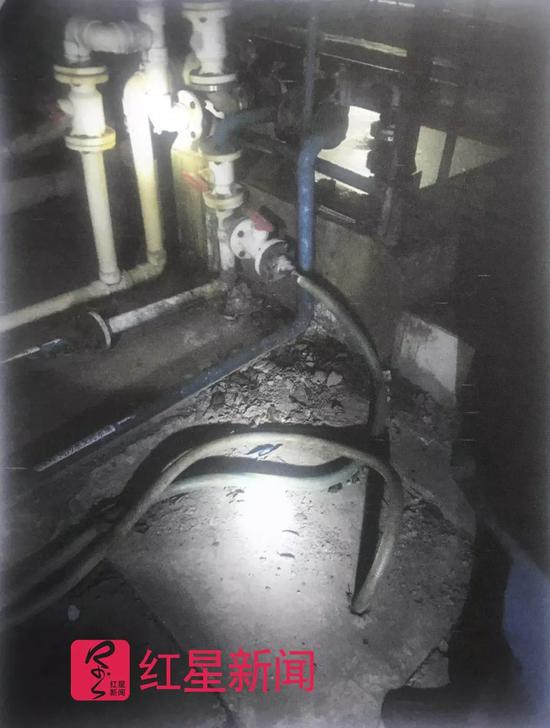 ▲当地环保部门向红星新闻出示的江苏圣泰科私设暗管的图片&nbsp; &nbsp;&nbsp;&nbsp;&nbsp;图据红星新闻