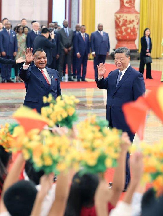 9月6日上午,国家主席习近平在北京人民大会堂同来华出席中非合作论坛北京峰会并进行国事访问的刚果(布)总统萨苏举行会谈。这是会谈前,习近平在人民大会堂北大厅为萨苏举行欢迎仪式。