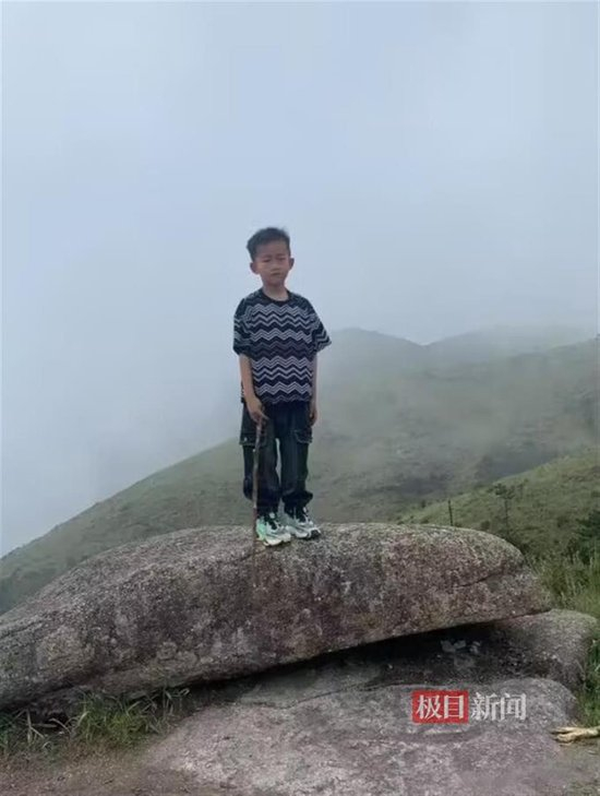 家人提供的邹某樽失踪前在山上的照片