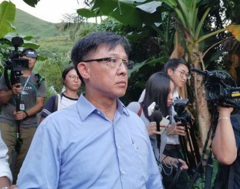  何君尧23日下午到家人坟墓查看情况（图片来源：香港“东网”）