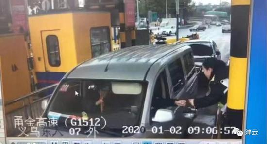  面包车司机再次递出装有核桃羹的壶