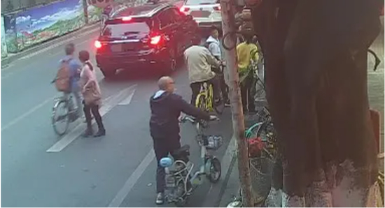 ▲60岁的唐某向黄某吐了一口唾沫。图源广州市荔湾区人民法院。