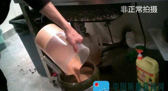 ▲ 济南大观园店店员将前一天剩下的奶茶倒入新制作的奶茶中