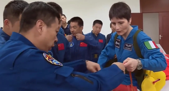 　·萨曼莎（右）在中国参加训练。