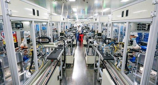 △2023年5月17日，江西新余一家电子公司生产车间内，技术工人在锂电池生产线忙于赶制订单产品。
