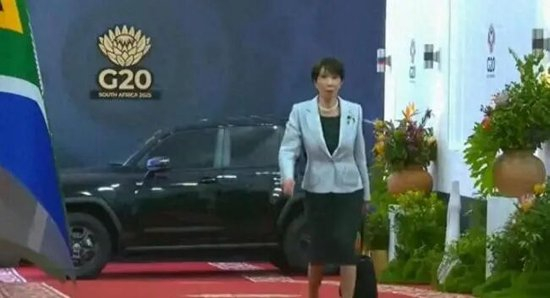  高市早苗穿着自称名贵织物的服装前往G20会场，但迟到了