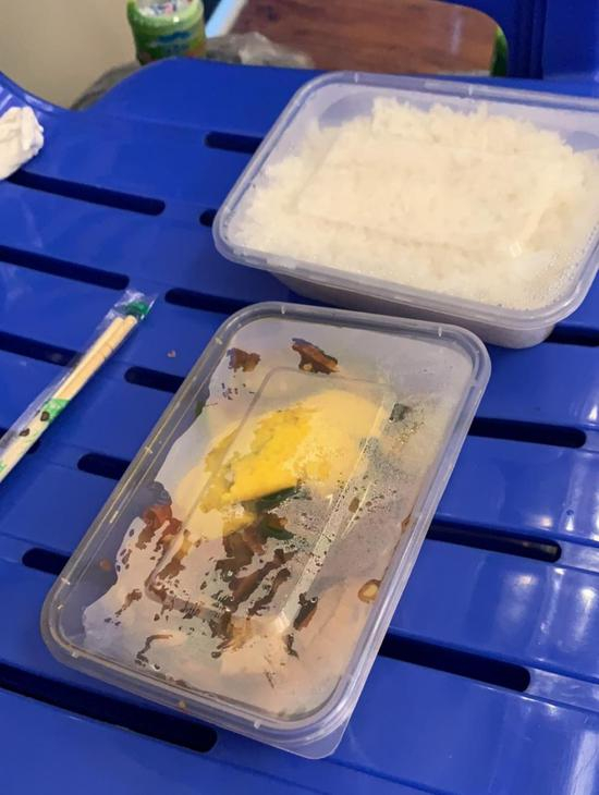  为袁隆平守灵的亲属们吃的盒饭。 王潇 摄