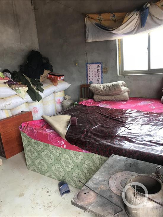 ▲张春银一家是贫困户，室内摆设相当简陋，还堆放着玉米等杂物。摄影/上游新闻记者 范永松