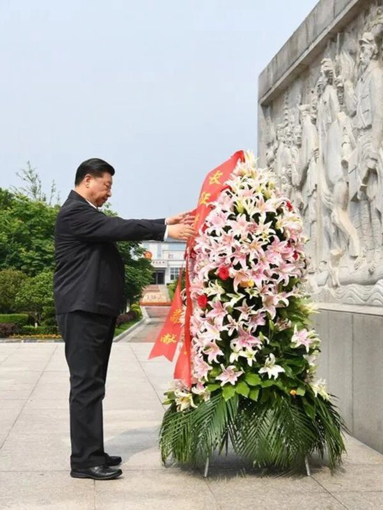 2019年5月20日，习近平来到中央红军长征集结出发地江西省赣州市于都县，向中央红军长征出发纪念碑敬献花篮。 新华社记者 谢环驰 摄