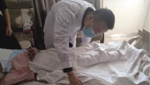 梁久龙医生查看女孩的伤势。&nbsp;辽沈晚报记者吉向前&nbsp;摄