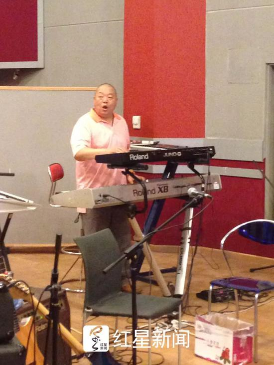  ▲2013年，臧天朔保释期间在工作室里排练 &nbsp;图片来源：红星新闻