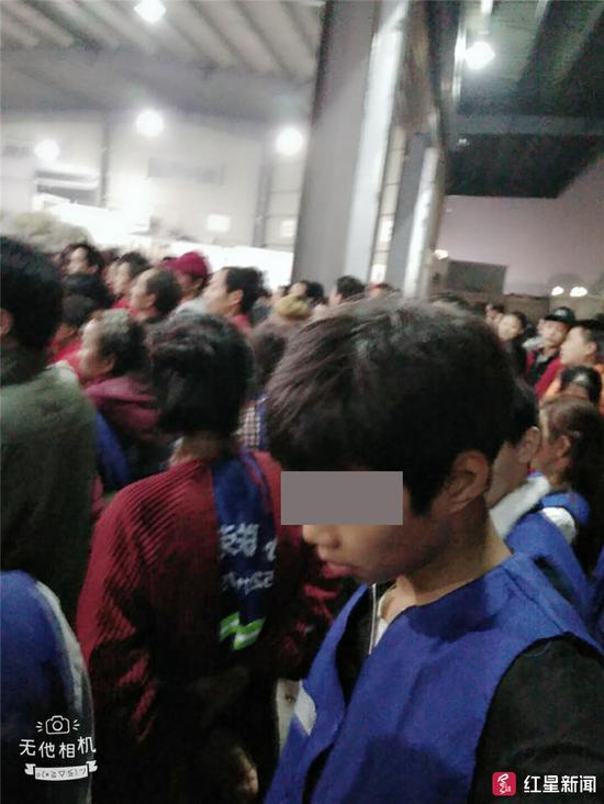 ▲小金夹在工人中等待点名