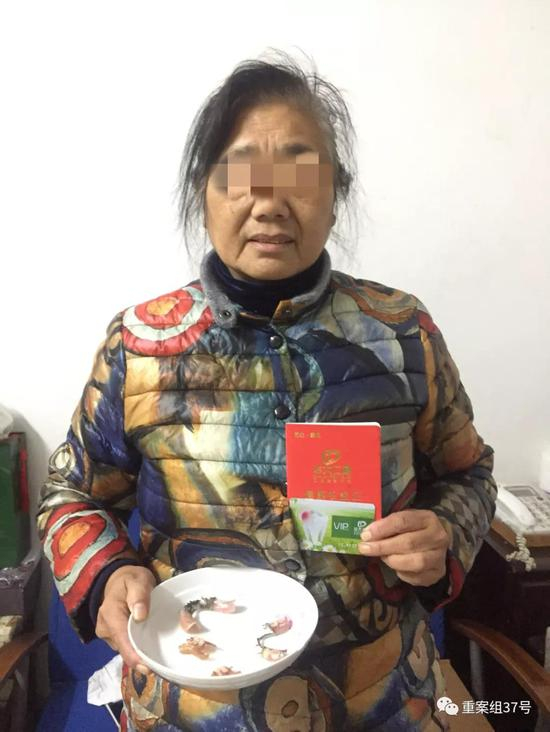 　12月6日，杨玉琴右手拿着近年来做过的假牙，左手拿着华大仁通公司给她发的《健康权益证》，里面记录了她的会员等级与享受折扣。&nbsp;&nbsp;&nbsp;&nbsp; 新京报记者&nbsp;韩茹雪&nbsp;摄