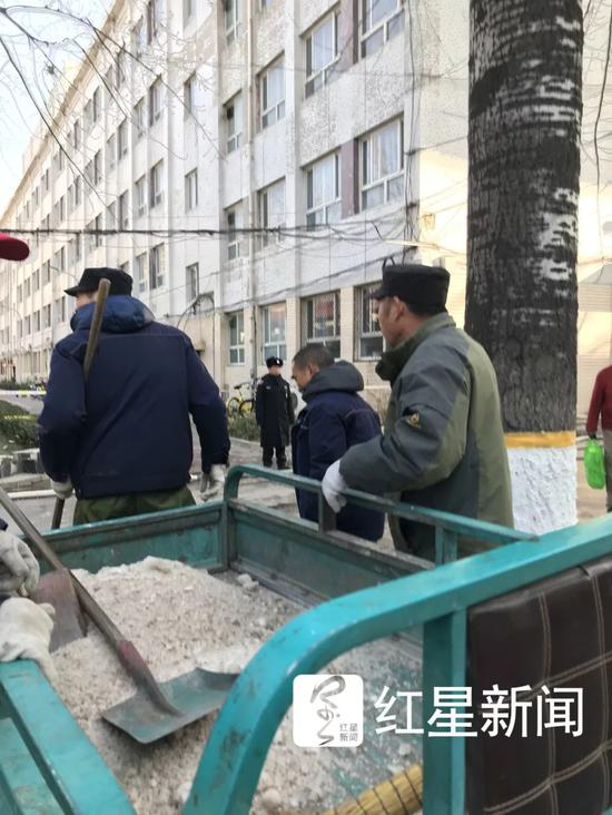 ▲学校工人用三轮车拉来粗盐化冰&nbsp; &nbsp; &nbsp;图据红星新闻