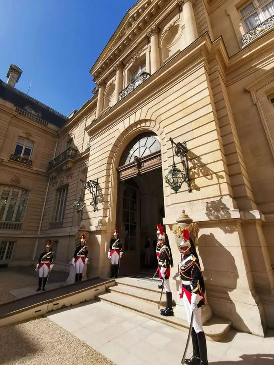  △马里尼宫通常用作对法国进行国事访问的元首驻地，距离爱丽舍宫仅一街之隔。（央视记者张晓鹏拍摄）