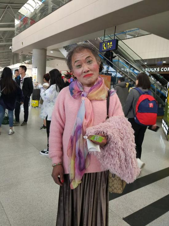 刘佩麟在机场。受访者供图