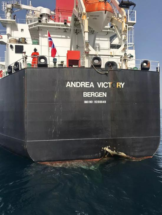  遭袭的商船
