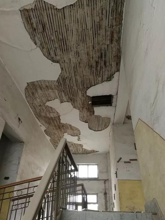 4号院内一栋楼内部