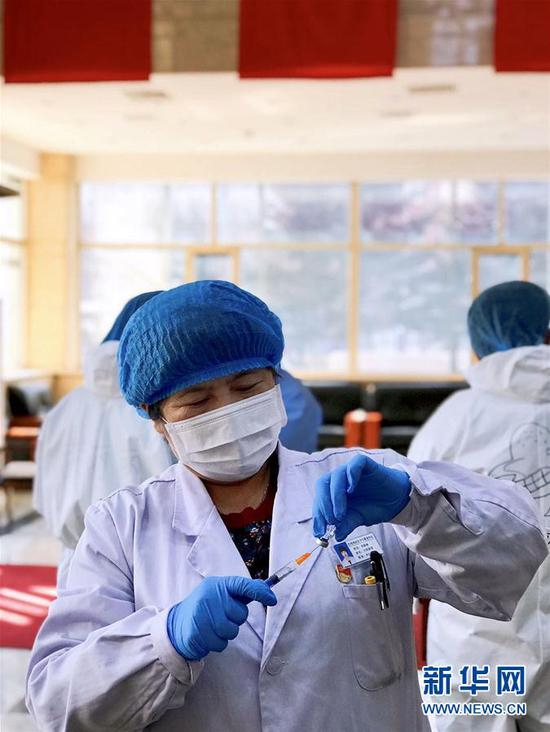 在黑龙江省哈尔滨市南岗区，哈西社区卫生服务中心医生李淑丽准备为工作人员注射胸腺肽（2月26日摄）。 新华社发