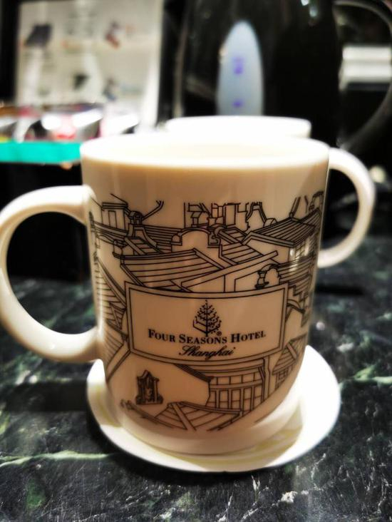 酒店内的石库门主题杯子&nbsp; 李宝花 摄