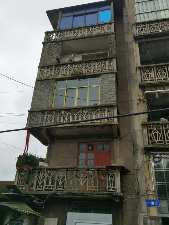 挂衣服的阳台为李玉前家。摄影/ 陈丽媛