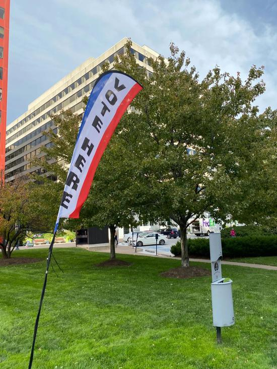  ·投票站外的标识。驻美国特派记者 李志伟/摄