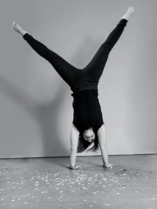 贝尔伯克在回答《南德意志报》关于成为总理的问题时，回以一个侧手翻 图：南德意志报