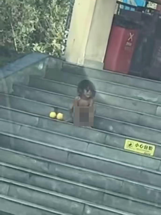  ▲孩子全身赤裸，模仿动物蹲伏的动作 视频截图