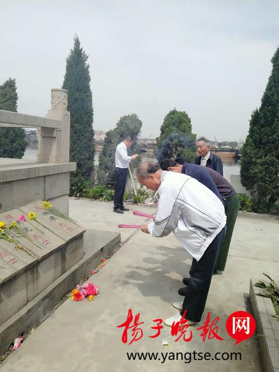 战友祭奠张林根烈士