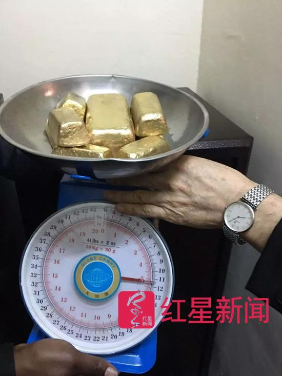 ▲在交易中核验黄金 &nbsp;受访者供图