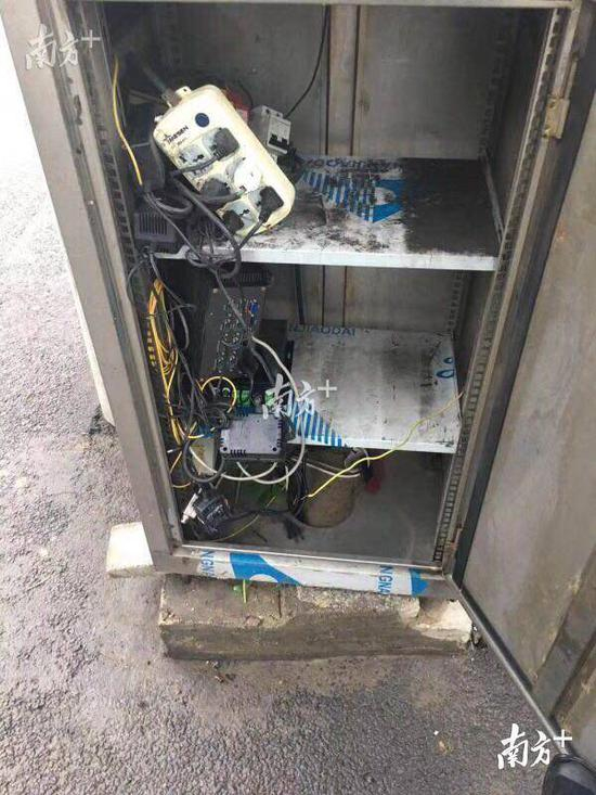 死者家属称在事故现场红绿灯附近发现一处设备，设备内部有六孔插线板和各种电线。受访者供图