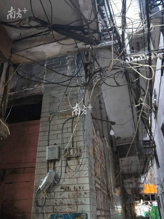  冼村内错综复杂的电线和其他管线。