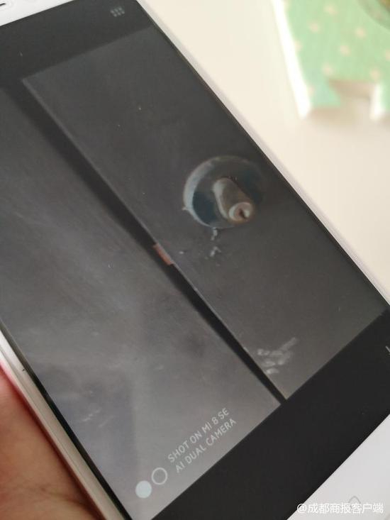 被上锁的水表井，无法打开水表阀门