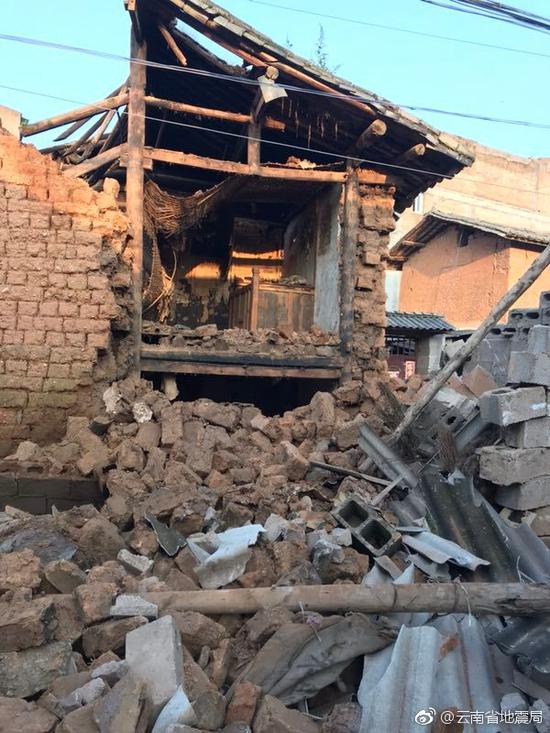 有房屋在地震中倒塌。图源：@云南省地震局