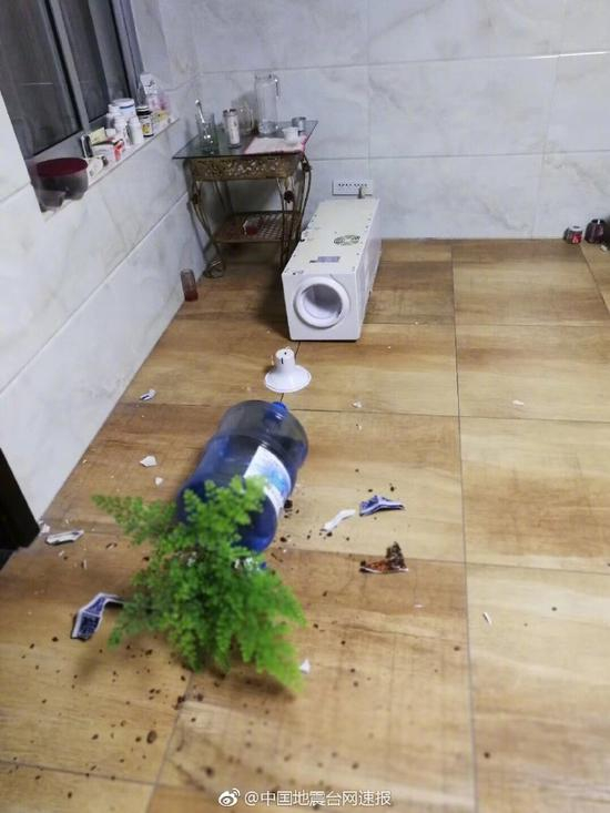 照片来自震中附近的网友