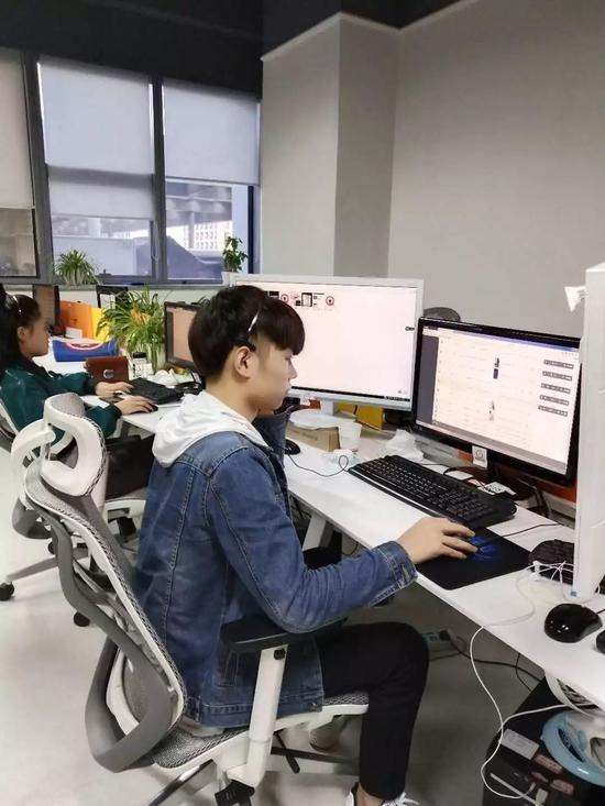 声音鉴黄师正在审核违规信息。 来源：受访者供图