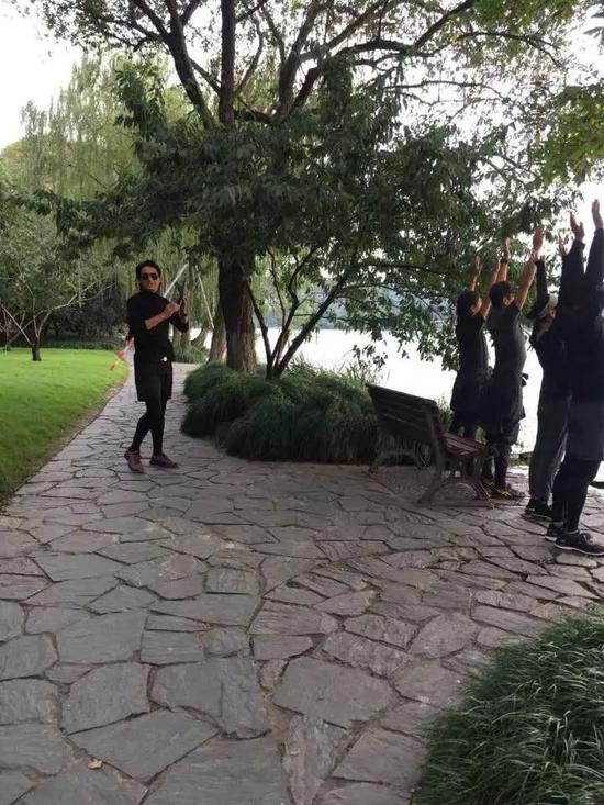 三位在西湖边偶遇周润发还合了影的跑友，也迅速成了早上跑圈刷屏的网红。