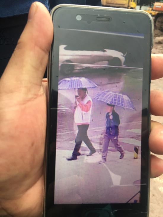 10月7日下午，唐增福带着小杰去买手机。&nbsp; 截屏图