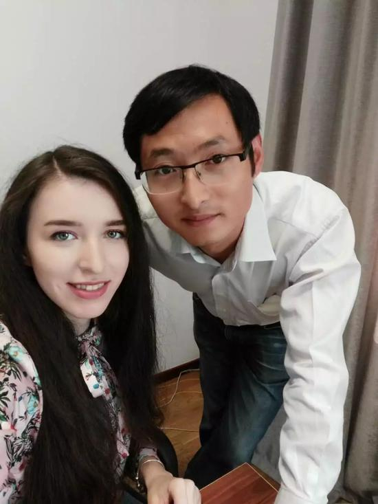 ▲华磊、列拉夫妇生活照。新京报记者 胡杰 摄