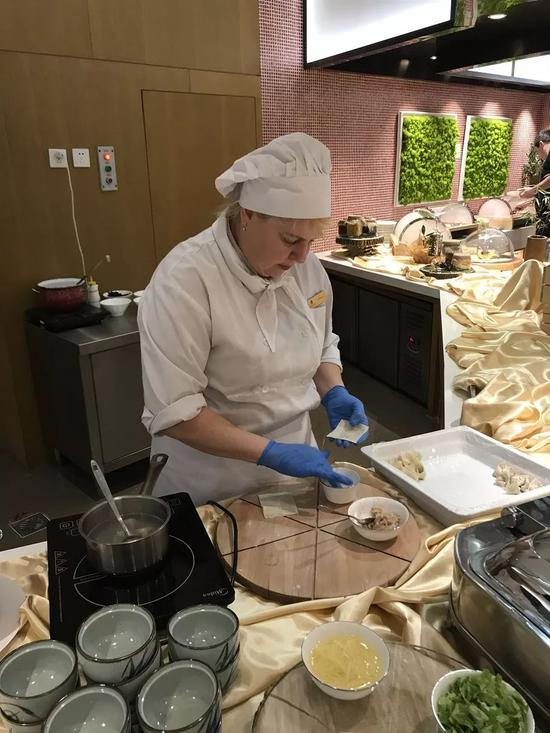 ▲明斯克北京饭店的白俄罗斯面点师达莉亚学会了包馄饨。新京报记者 胡杰 摄