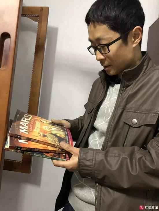  李大鹏在网上购买的火星科幻小说。图片来源：红星新闻