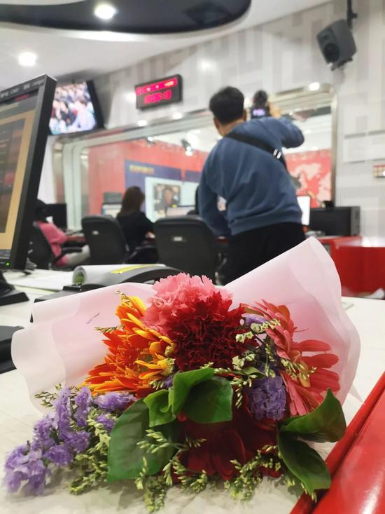  节目组为张宝艳准备的三八妇女节礼物