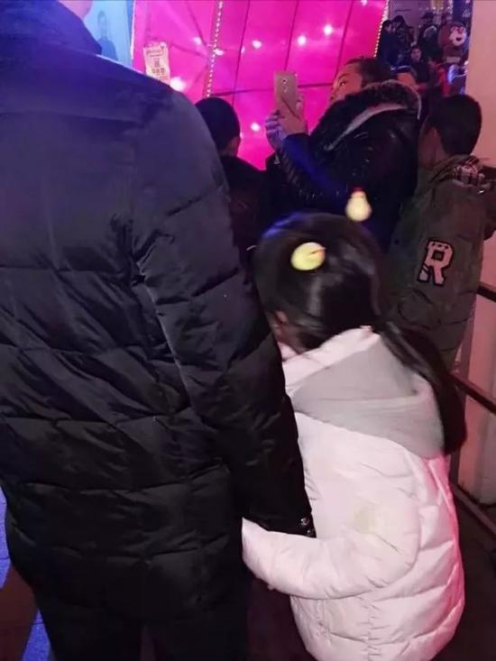 　　▷张研的女儿2017年和爸爸在一起