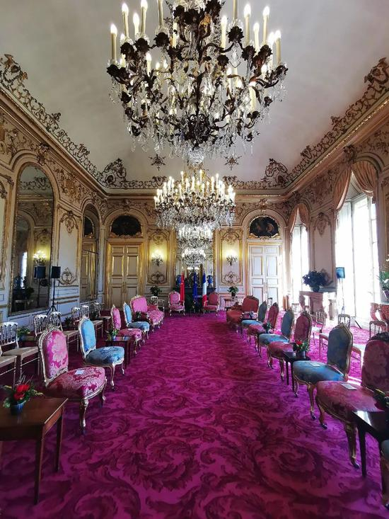  △在二楼会见厅，习近平会见了拉尔歇参议长。（央视记者张晓鹏拍摄）