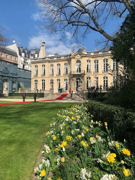 △法国总理府，又名马提尼翁府（Hôtel Matignon），建于1722年，1922年由法国政府购买用作法庭。1923年，主体建筑和花园被列为国家历史保护建筑。1934年，定为总理官邸。（央视记者邓睿拍摄）