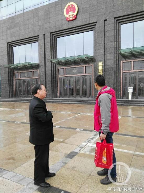 ▲许小平律师事务所主任许小平律师（左）和王华州（右），一起来到最高人民法院第六巡回法庭递交申诉状。受访者供图