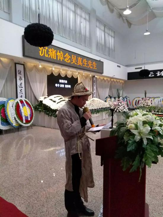 　身穿孝子服装的吴特在回忆父亲