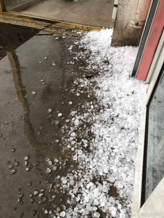  当天北京及附近地区下的冰雹，可以看出颗粒很大
