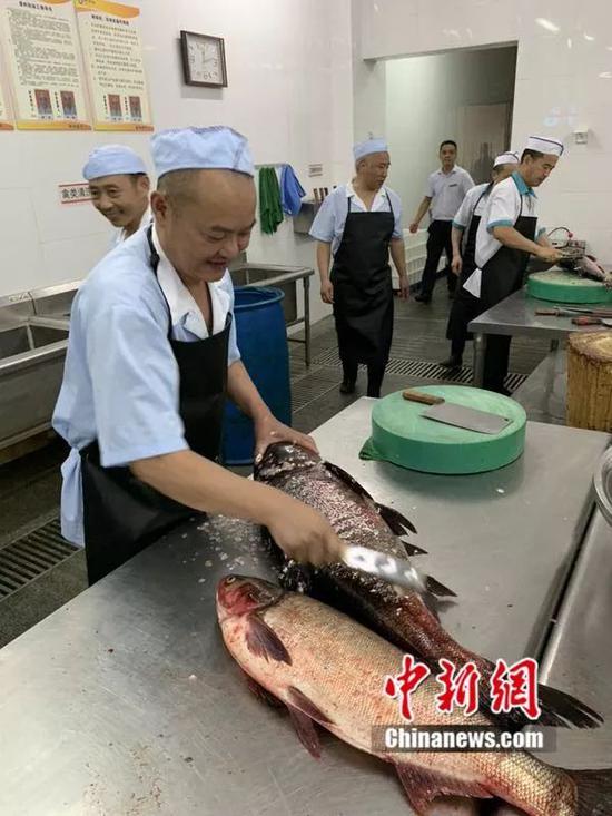 食堂大叔开工啦!电子科大供图