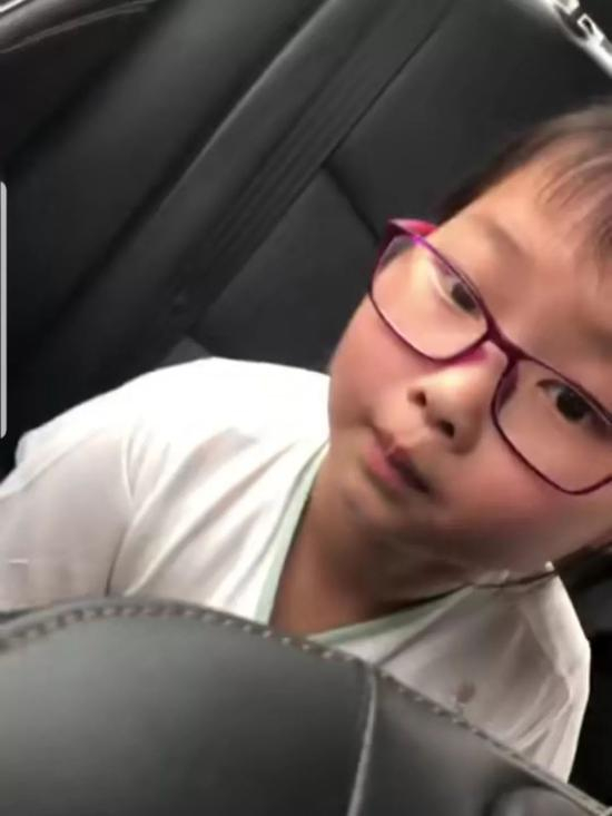  一私家车中拍摄到的画面，章子欣坐在后座。受访者供图